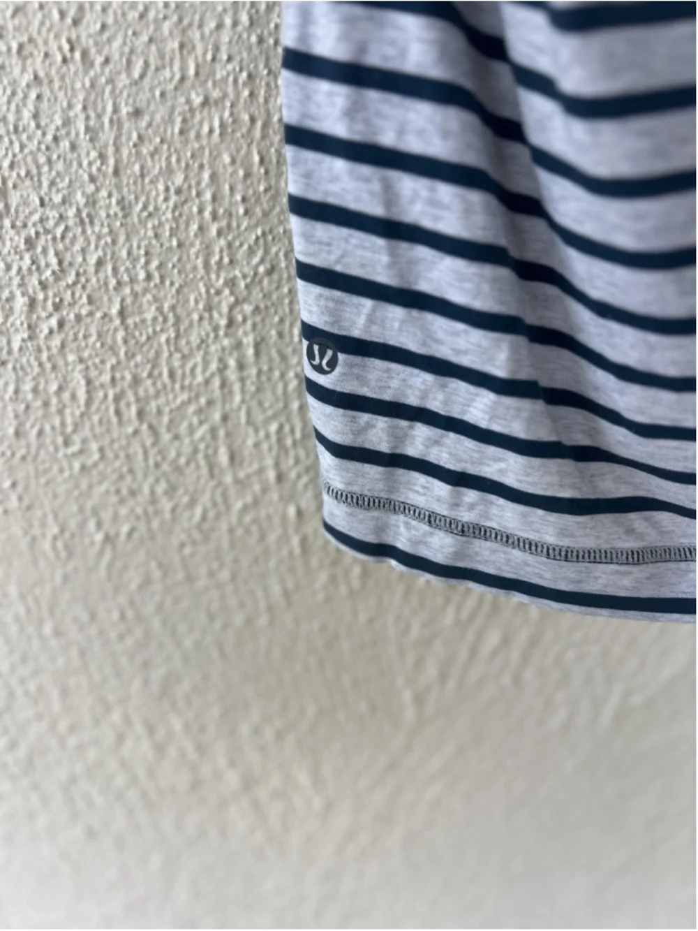 Lululemon Gray Striped Tee Crew Neck Short Sleeve Men’s Size Large Run Gym Hike